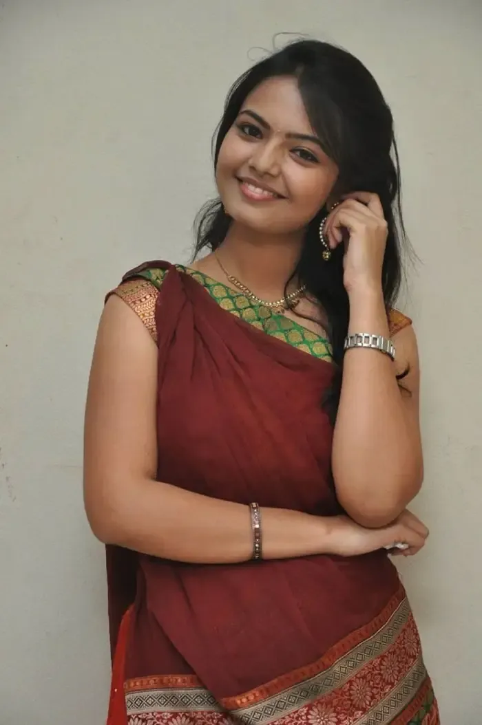 INDIAN TV ACTRESS MARINA ABRAHAM WITHOUT MAKEUP FACE IN MAROON SAREE 5